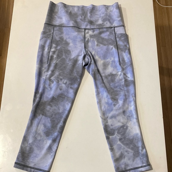 Athleta‎ Salutation Stash Pocket II Capri Tie Dye Light Blue Small - Picture 2 of 5
